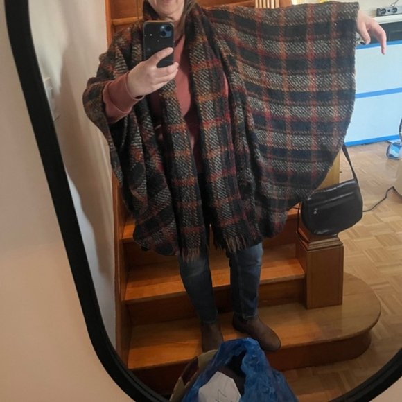 Weave Of The Irish Shaw Wrap - Picture 7 of 7